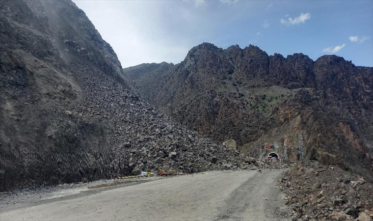 ArtvinErzurum kara yolu heyelan nedeniyle ulaşıma kapandı