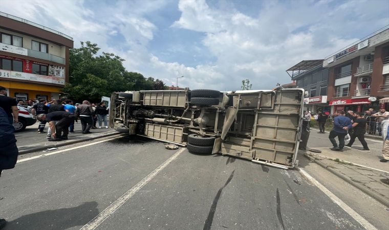 Düzce’de midibüs ile cipin çarpıştığı kazada 7 kişi yaralandı