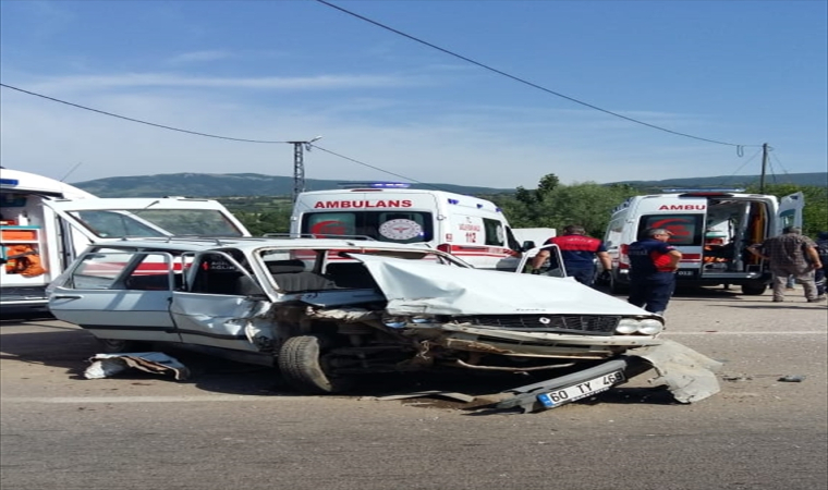 Tokat’ta iki otomobilin çarpıştığı kazada 7 kişi yaralandı