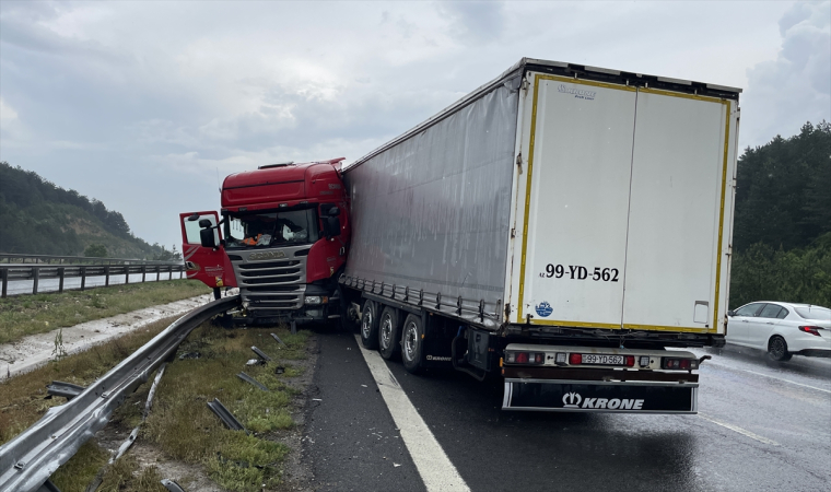 Anadolu Otoyolu’da bariyere çarpan tırın sürücüsü yaralandı