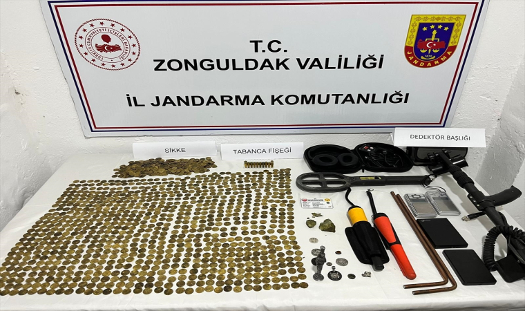 Tarihi eser niteliğinde 1277 sikke ile objeler ele geçirildi