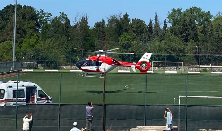 Boğulma tehlikesi geçiren çocuk ambulans helikopterle hastaneye kaldırıldı