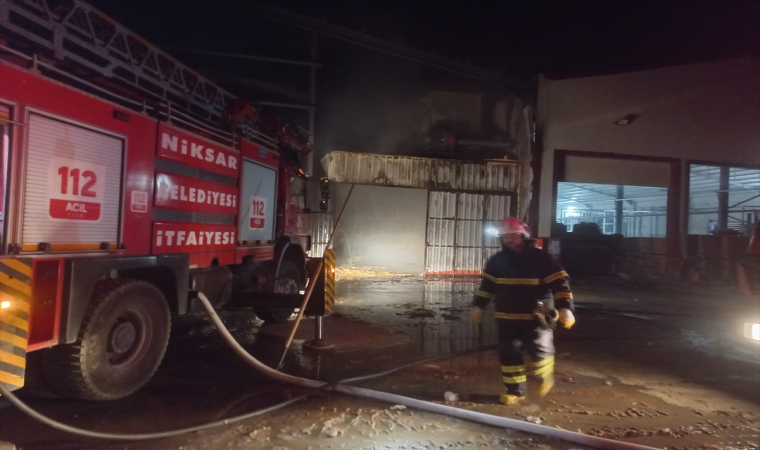 Tokat’ta kereste ve kontrplak fabrikasında çıkan yangın söndürüldü