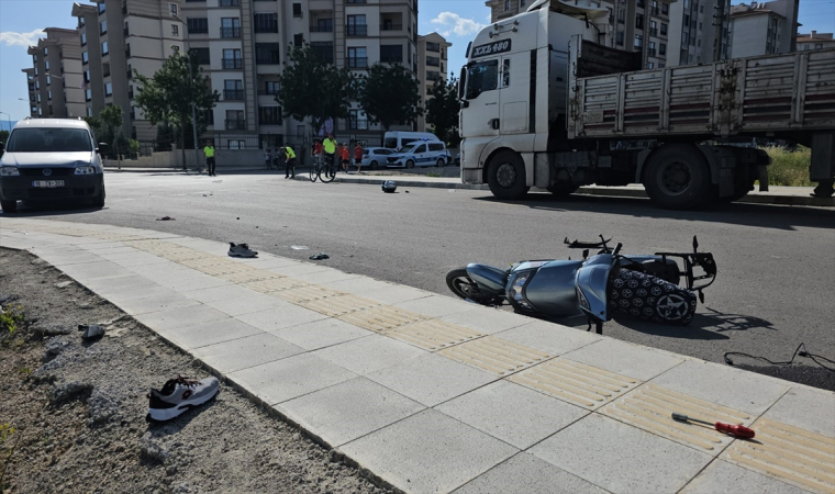 Çorum’da hafif ticari araçla motosikletin kazası