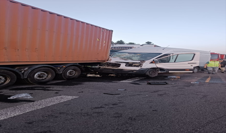 Anadolu Otoyolu’nda 4 aracın karıştığı trafik kazasında 1 kişi yaralandı