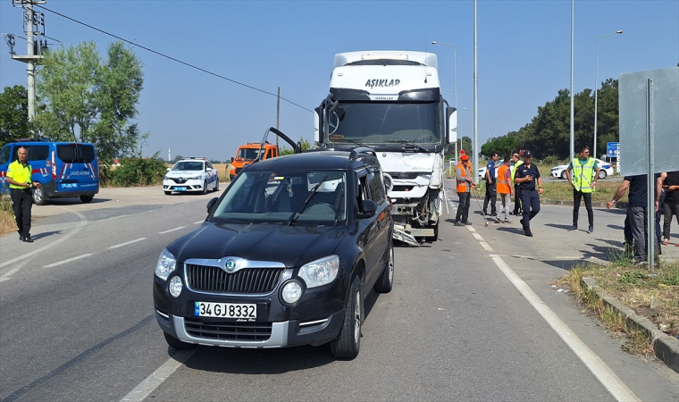 Samsun’da kamyonun çarptığı otomobildeki 3 kişi yaralandı