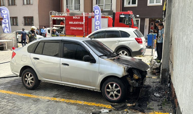 Bolu’da park halindeyken yanan otomobilde hasar oluştu