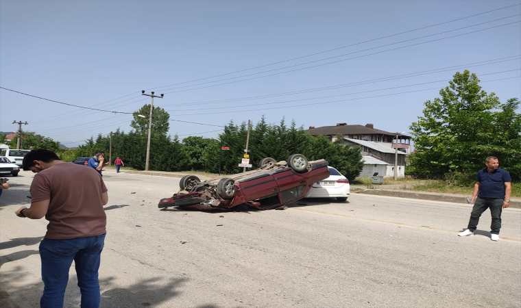 Düzce’de iki otomobilin çarpıştığı kazada 1 kişi yaralandı