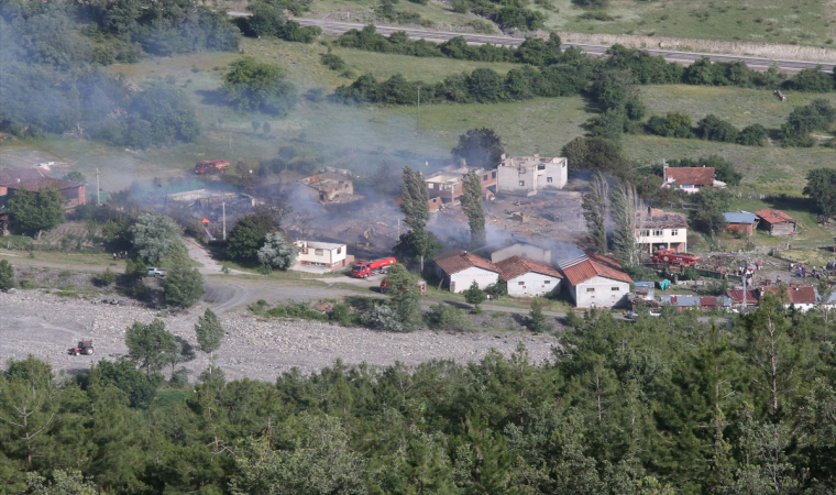 Kastamonu’da köyde çıkan yangında 11 ev yandı