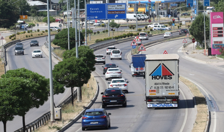 AnkaraSamsun kara yolu Havza geçişinde trafik yoğunluğu başladı