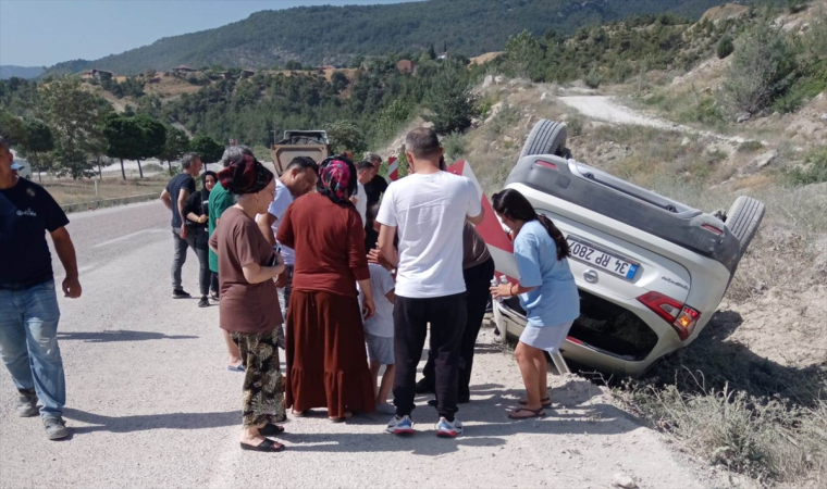 Sinop’ta otomobil su kanalına devrildi, 3 kişi yaralandı