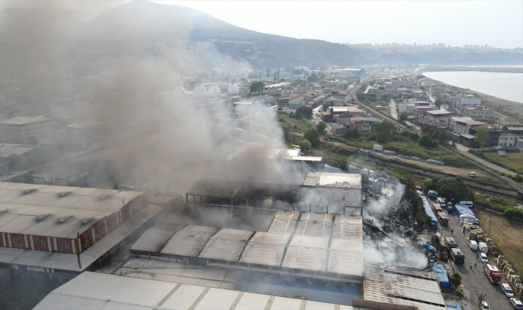 Samsun’da yanan fabrikanın duvarının çökmesi sonucu 7 itfaiyeci yaralandı