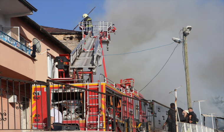 Bayburt’ta çıkan yangında 3 ev hasar gördü