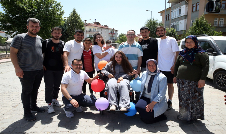 Futbol antrenörü ve sporcularından engelli Nurcan’a ”en özel” bayram hediyesi