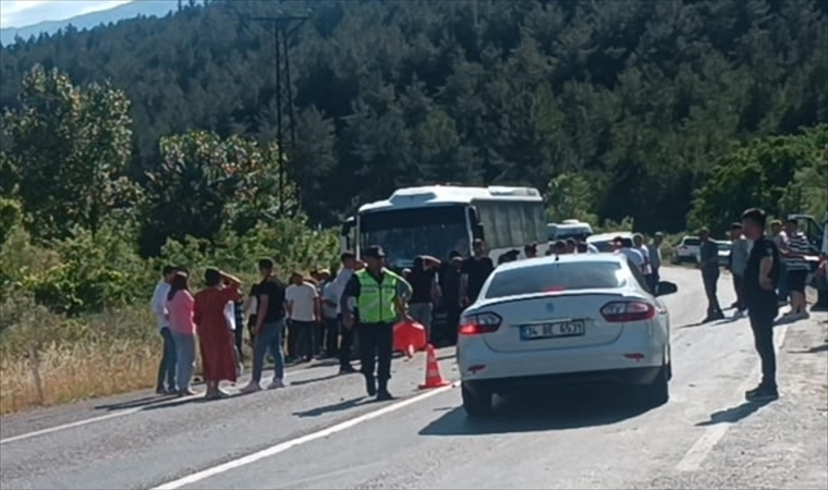 Karabük’te otobüsün altında kalan motosikletli öldü