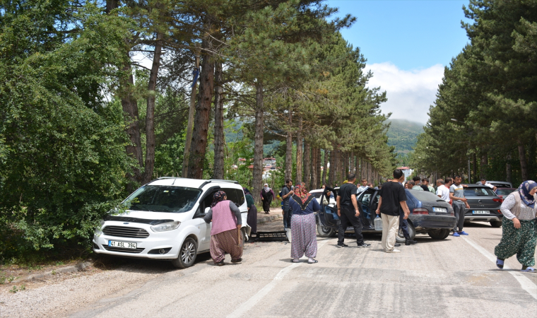 Tokat’ta otomobil park halindeki araca çarptı, 4 kişi yaralandı