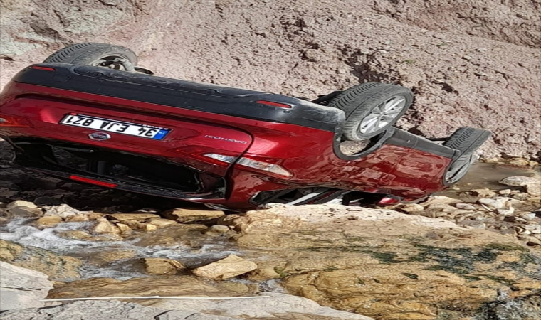 Artvin’de otomobilin dere yatağına yuvarlandığı kazada 4 kişi yaralandı