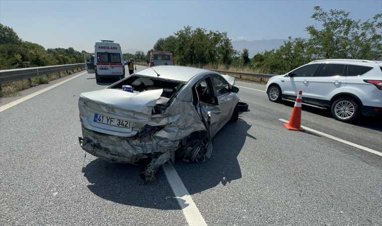 Anadolu Otoyolu’nda lastiği patlayan otomobil kaza yaptı, 2 kişi yaralandı