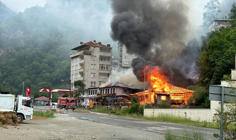 Trabzon’da çıkan yangında düğün salonu ve pansiyon zarar gördü