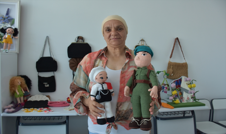 Hafızasını ”amigurumi bebek” örerek güçlendiriyor