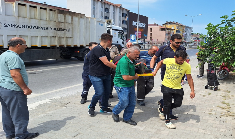 Katı atık taşıyan tıra çarpan motosikletteki 2 kişi yaralandı