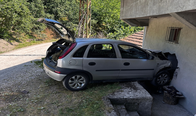 Ordu’da evin duvarına çarpan otomobildeki 4 kişi yaralandı