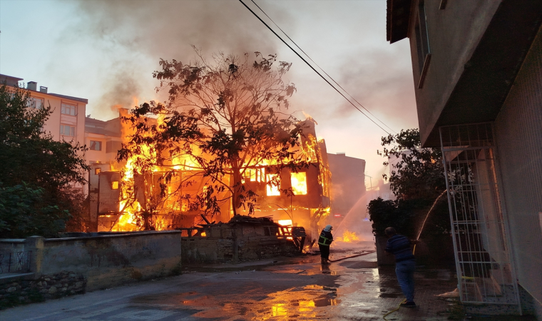 Sinop’ta çıkan yangında bir ev yandı, iki ev zarar gördü