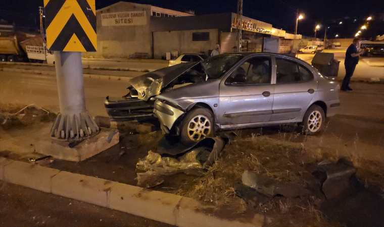 Amasya’da yön tabelasının direğine çarpan otomobildeki 2 kişi yaralandı