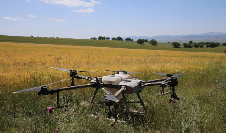 Tokat’ta dron alan çiftçi kendisinin ve diğer çiftçilerin ekili alanlarını ilaçlıyor