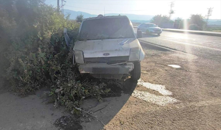 Sinop’ta hafif ticari araç toprak yığınına çarptı, 3 kişi yaralandı