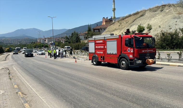 Karabük’te aydınlatma direğine çarpan otomobilin sürücüsü yaralandı