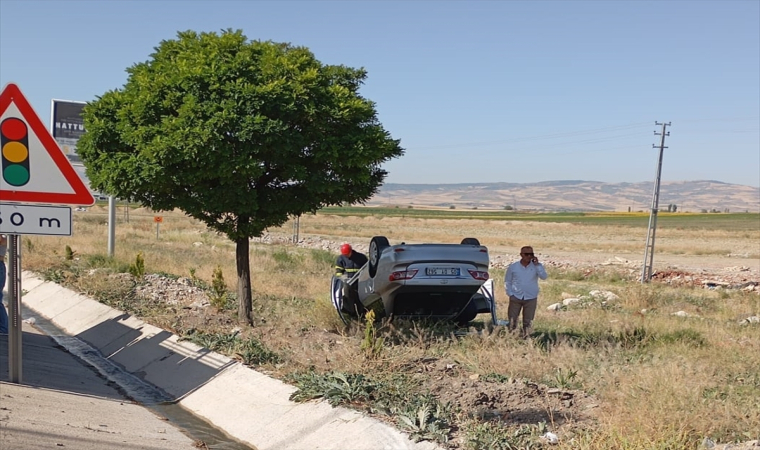 Amasya’da devrilen otomobilin sürücüsü yaralandı