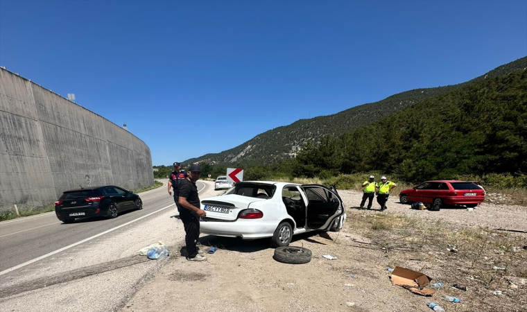 Tokat’ta istinat duvarına çarpan otomobildeki 3 kişi yaralandı