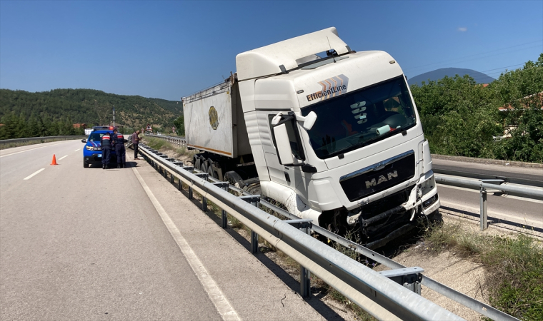 Karabük’te bariyere çarpan tırın sürücüsü yaralandı