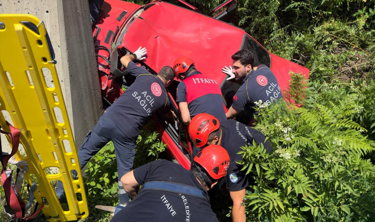 Zonguldak’ta bariyere çarpan otomobildeki 4 kişi yaralandı