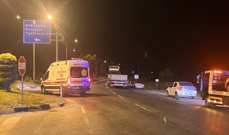 Zonguldak’ta yolcu otobüsü ile otomobilin çarpıştığı kazada 4 kişi yaralandı