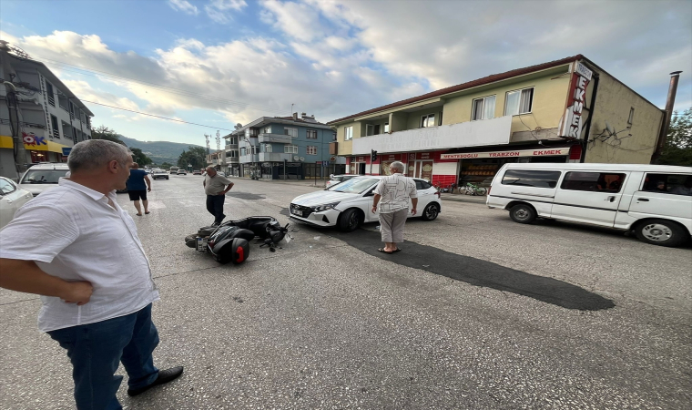 Düzce’de otomobille çarpışan motosikletin sürücüsü yaralandı