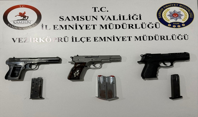 Vezirköprü’de araçlarında ruhsatsız tabanca bulunan 2 zanlı yakalandı