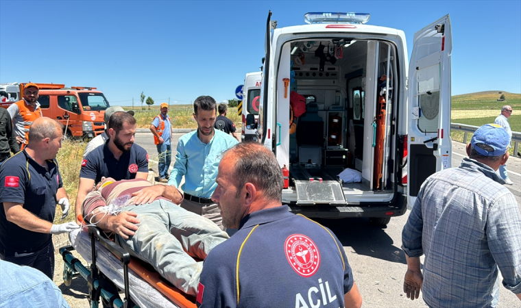 Bayburt’ta gelin arabası ile traktörün çarpıştığı kazada 7 kişi yaralandı