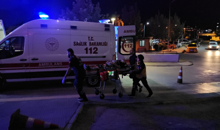 Çorum’da şarampole devrilen tırın sürücüsü yaralandı