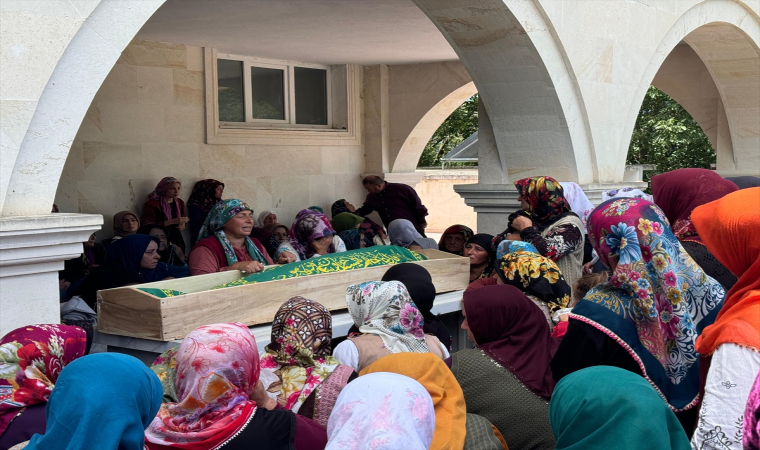 Oğlunun verdiği böbreğin nakledilmesinin ardından hayatını kaybeden babanın cenazesi defnedildi