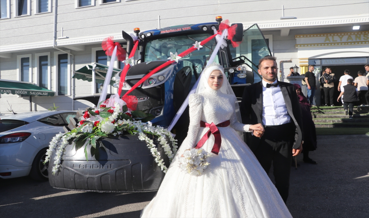 Bayburtlu çift, traktörü ”gelin arabası” yaptı