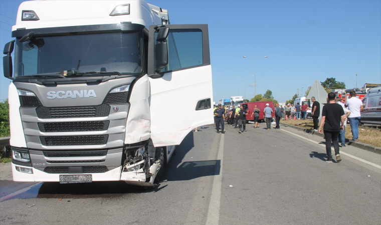 Samsun’da tır ile çarpışan minibüsün sürücüsü öldü, 2 çocuğu yaralandı