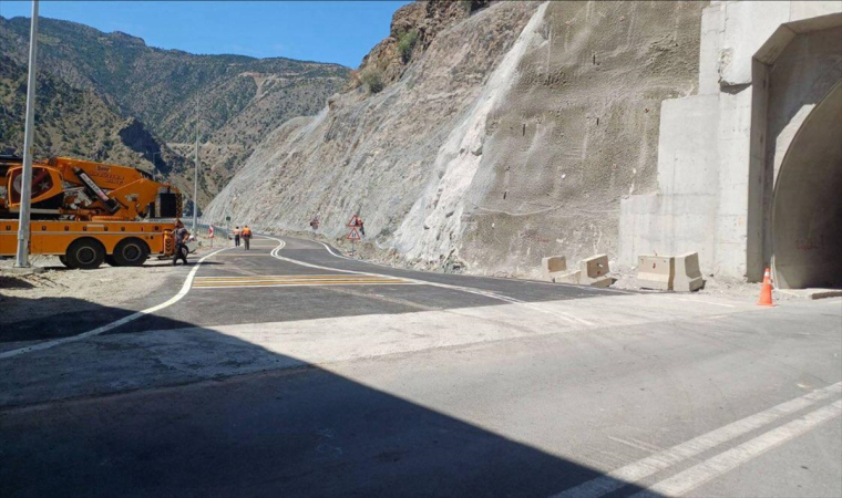 ArtvinYusufeli yolundaki tünel, üst beton korunağındaki çökme sonucu ulaşıma kapatıldı