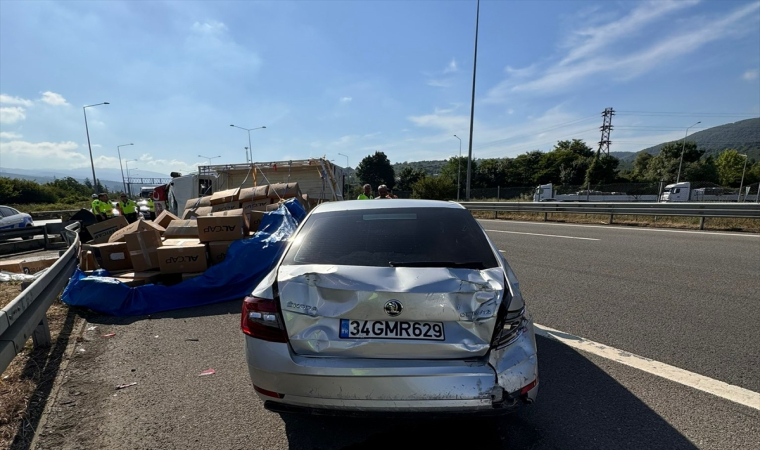 Kamyonet emniyet şeridinde duraklama yapan otomobile çarptı, 4 kişi yaralandı