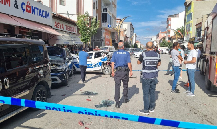 Otomobilin 3 araca çarpması sonucu 2’si polis, 3 kişi yaralandı