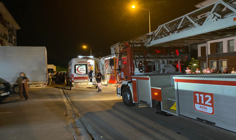 Merdiven boşluğunda yanan kartonlardan çıkan dumandan 7 kişi etkilendi