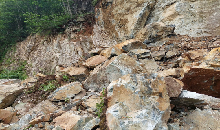 Giresun’da köy grup yolu heyelan nedeniyle ulaşıma kapandı