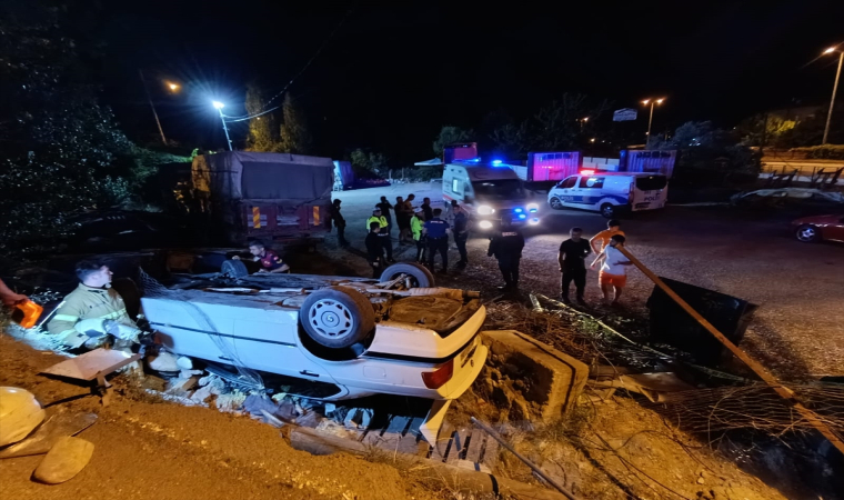 Karabük’te şarampole devrilen otomobildeki 2 kişi yaralandı