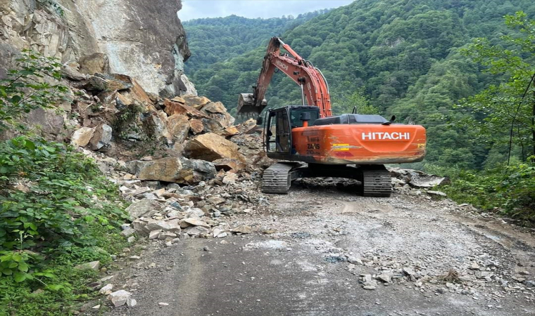 Giresun’da heyelan sonucu kapan köy grup yolu açıldı